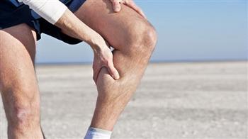 الأسباب الشائعة لتشنجات الساق.. أخصائي علاج طبيعي يوضح 