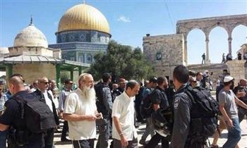مُستوطنون يتقدمهم وزير إسرائيلي سابق يقتحمون باحات المسجد الأقصى