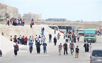 إقبال المواطنون من أبناء بورسعيد وزوارها على شاطىء بورفؤاد وجبال الملح