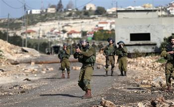 مُستوطن يصيب شابًا فلسطينيًا بالرصاص جنوب الضفة الغربية المُحتلة