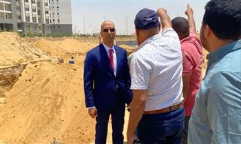 رئيس «القاهرة الجديدة» يتفقد أعمال المرافق والطرق الجارية بالمدينة