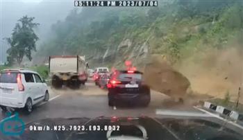 بالفيديو.. صخرة عملاقة تظهر فجأة وتسحق 3 سيارات في الهند