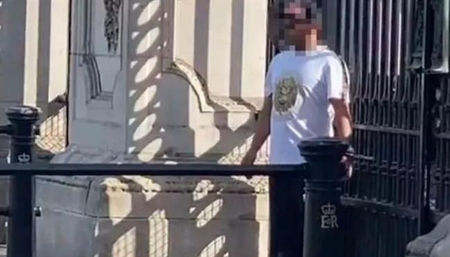 لسبب غامض.. رجل يقيد نفسه بالأصفاد إلى بوابات قصر باكنغهام (شاهد)