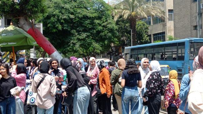 امتحانات الثانوية العامة ترسم الفرحة على وجوه الطلاب اليوم: أسئلة متنوعة تناسب الطالب المتوسط