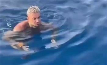 فيديو يحبس الأنفاس لـ سمكة قرش وسباح .. شوف اللي حصل 