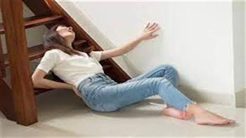 دراسة حديثة: النساء أكثر عرضة للسقوط على السلالم من الرجال