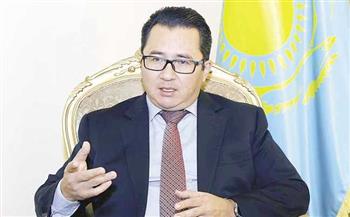 سفير كازاخستان بالقاهرة يمنح وزير السياحة والآثار وسام الصداقة