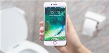 5 أضرار تلاحقك عند استخدام الهاتف المحمول داخل المرحاض 