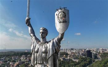 أوكرانيا تزيل شعار المطرقة والمنجل من تمثال ضخم في كييف