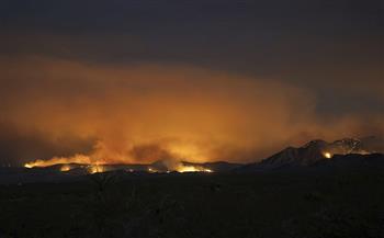 فرق الإطفاء تكافح «دوامات النار» في كاليفورنيا ونيفادا