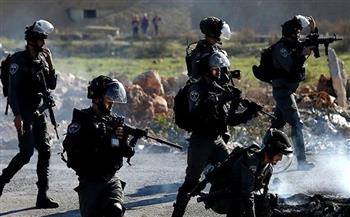 إصابة شاب فلسطيني برصاص الاحتلال الإسرائيلي واعتقال اثنين آخرين