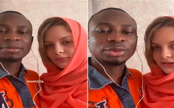 فيديو.. شاب يٌعلّم زوجته القرآن بعد اعتناقها الإسلام ويشعل مواقع التواصل
