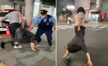 بالفيديو.. ياباني يقبض على لص ويسلّمه للشرطة بأغرب طريقة ستشاهدها