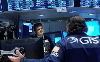 سوق الأسهم الأمريكية تبدأ تعاملاتها على انخفاض
