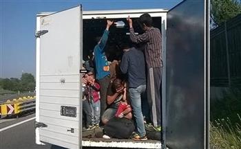ضبط 26 لاجئًا أثناء محاولة تهريبهم إلى النمسا في شاحنات صغيرة