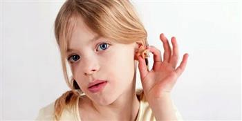 الصحة توضح أسباب فقدان السمع عند الأطفال 