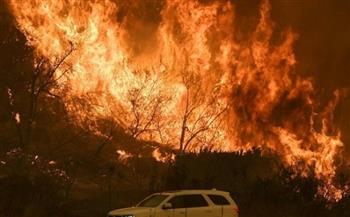 عمليات إخلاء وإغلاق طرق بسبب حرائق الغابات في كاليفورنيا