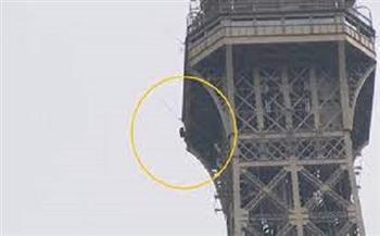 اعتقال رجل قفز من برج إيفل بالمظلة