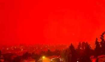 السماء تنزف.. كندا تتحوّل إلى اللون الأحمر الدامي في مشهد مهيب (فيديو)