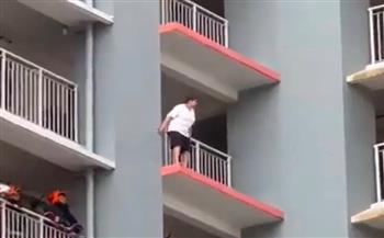 فيديو.. طريقة غريبة لإنقاذ امرأة هددت بالانتحار من البلكونة بسنغافورة