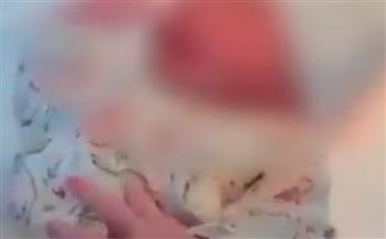 فيديو.. غضب في العراق بعد تداول مقطع وحشي لتعنيف رضيعة حديثة الولادة