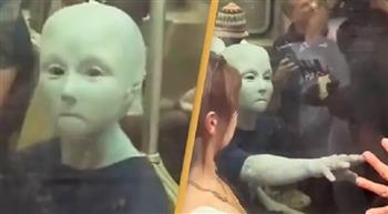 وسط دهشة الركاب.. كائن فضائي يظهر بطريقة غريبة في مترو نيويورك (فيديو)