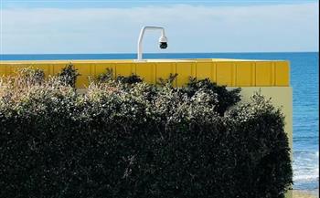 كاميرا مراقبة على أحد الشواطئ تثير الجدل في أستراليا 