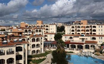 قبرص تخرج 600 طالب لجوء من مجمّع سكني مهجور بالقرب من بافوس