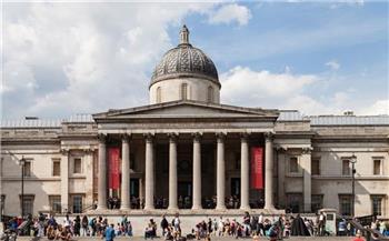 إغلاق «المعرض الوطني» في بريطانيا بسبب شخص تسلق المبنى