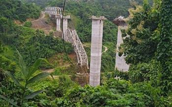 مصرع 17 شخصا إثر انهيار جسر للسكك الحديدية بالهند