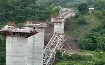 لحظة انهيار جسر قيد الإنشاء ومقتل 17 عاملًا في الهند (فيديو)