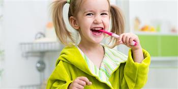للأمهات.. كيف تشجعين أطفالك على غسل أسنانهم؟