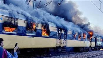 مصرع 10 أشخاص وإصابة 20 آخرين جراء حريق في قطار بالهند