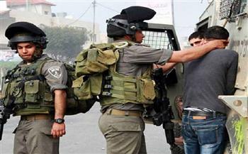 قوات الاحتلال تعتقل شابين فلسطينيين بالضفة الغربية