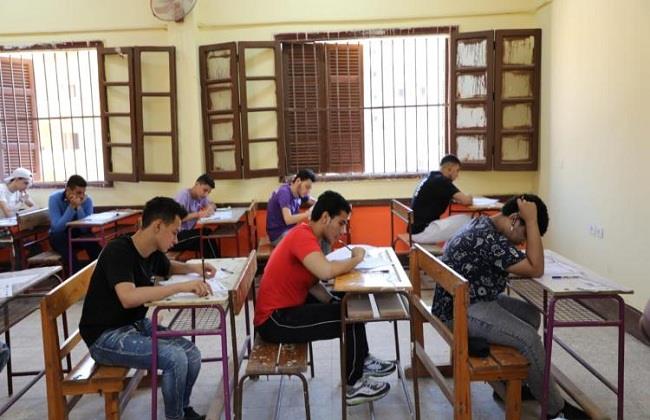 طلاب الثانوية العامة يؤدون امتحاني الكمياء والجغرافيا بالدور الثاني 2023