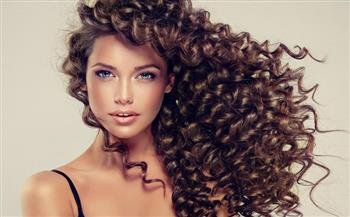 للفتيات.. 7 خطوات للحفاظ على شعرك الكيرلي لأطول فترة ممكنة