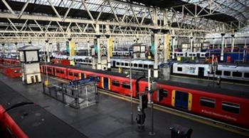 لندن: عمال السكك الحديدية البريطانية يضربون عن العمل بسبب تدني الأجور