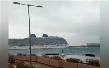 بسبب الرياح العاتية.. اصطدام سفينة سياحية بأخرى للشحن في اسبانيا (فيديو)