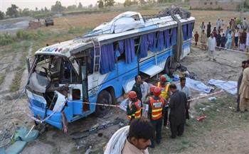 مصرع وإصابة 11 شخصًا في حادث تصادم بين سيارة ومقطورة شرقي باكستان