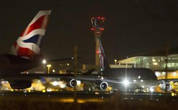 بريطانيا تسمح للمطارات بالعمل الليلي لإنهاء أزمة الحركة الجوية
