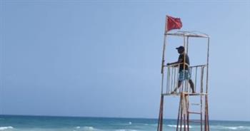 مصايف الإسكندرية تحذر: رفع الرايات الحمراء بالقطاع الغربي والعجمي لارتفاع الأمواج 