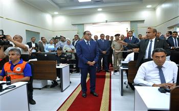 مدبولي يفتتح التشغيل التجريبي لمركز السيطرة للشبكة الوطنية للطوارئ بمحافظة القاهرة