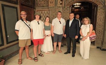 وزير السياحة يلتقي مجموعة من السائحين خلال افتتاح عدد من المواقع الأثرية بمصر القديمة