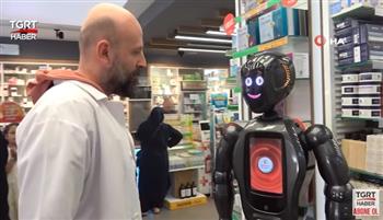لأول مرة.. روبوت صيدلاني في تركيا يعالج المرضى| فيديو