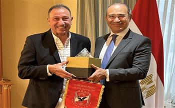 الخطيب يشكر سفير مصر بألمانيا ويهديه درع وعلم النادي