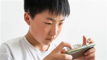 الصين تقترح تحديد وقت لاستخدام الإنترنت عبر الهواتف للأطفال