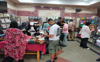إقبال متزايد على معرض الكتاب والحرف اليدوية لقصور الثقافة بالإسكندرية