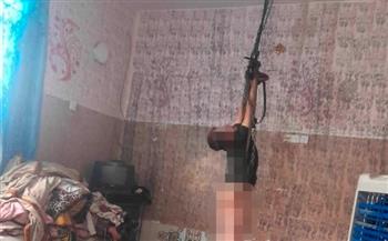 شاهد .. أب عراقي يٌعلّق طفله في سقف منزل بشكل مروع | والشرطة تتدخل