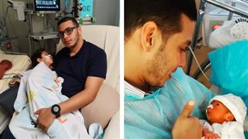 احتضنه يوم ولادته ويوم وفاته.. صورة لأب وطفله تُبكي رواد السوشيال ميديا