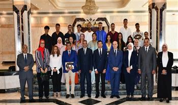 وزير الشباب والرياضة يلتقي الوفد الشبابي المغربي 